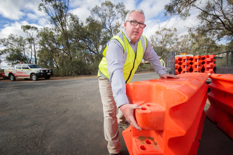 Sunraysia in weekslong border ban, Abbotsford Bridge closes